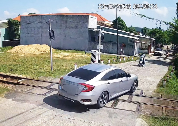 Vượt đèn đỏ nơi giao nhau đường sắt, cô gái bị phạt 5 triệu, tước GPLX 2 tháng