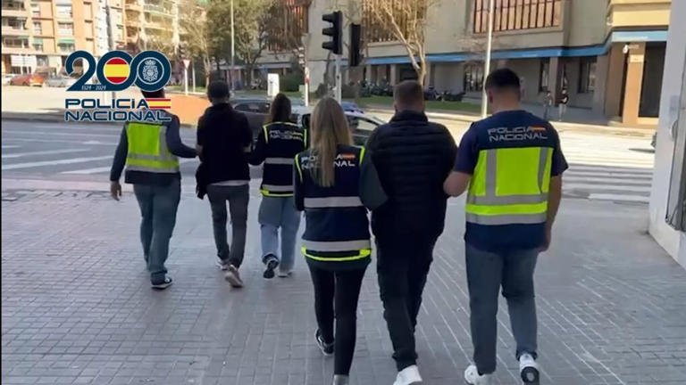 Desarticulada una red criminal que introducía en España a trabajadores extranjeros, procedentes principalmente de Colombia y Perú mediante documentación falsa.