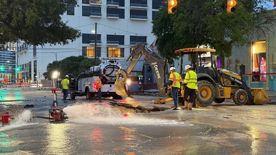 Water main break floods, closes intersection of Red River, 6th streets ...