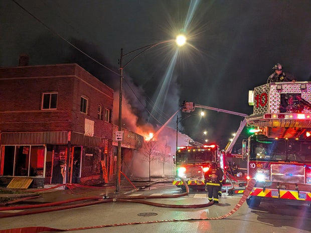 Firefighters battle blaze at vacant building in Chicago's Greater Grand ...