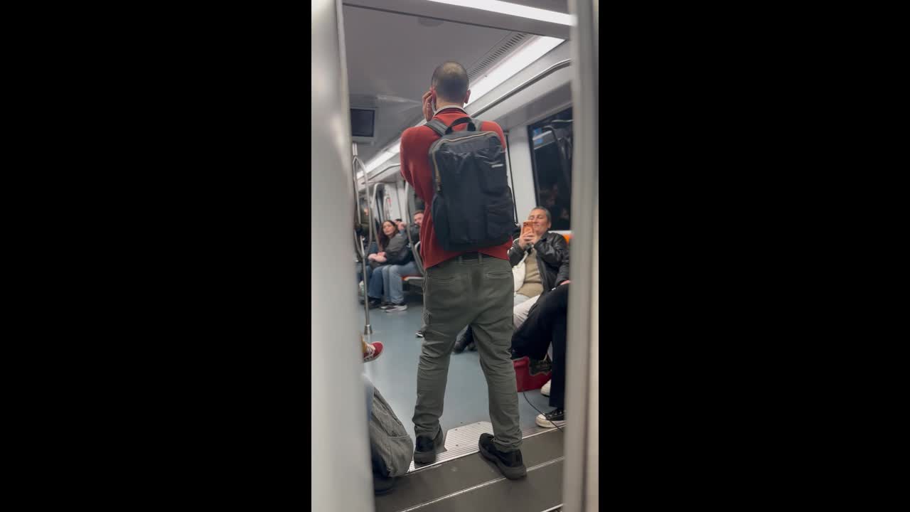 Passenger performs impromptu rap on train in Italy