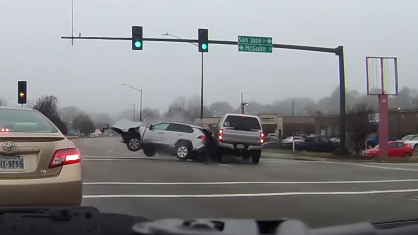 Red light runner gets into a crazy high speed crash
