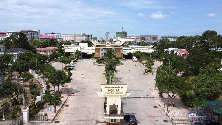 Xe qua Mộc Bài nhiều gấp 6,5 lần thiết kế, Tây Ninh đề xuất cho xe đi vòng hai bên cửa khẩu