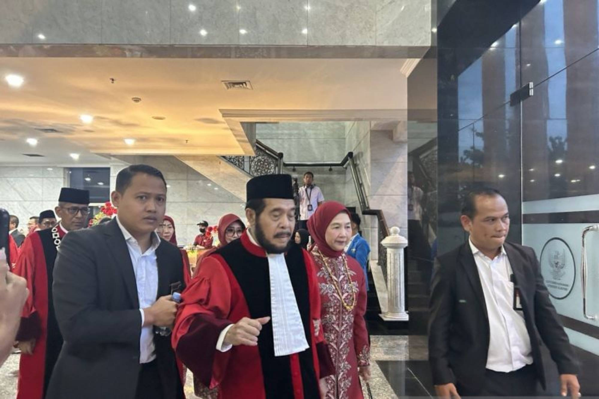 Tumbang, hakim MK Pak Anwar Usman masih sadar
