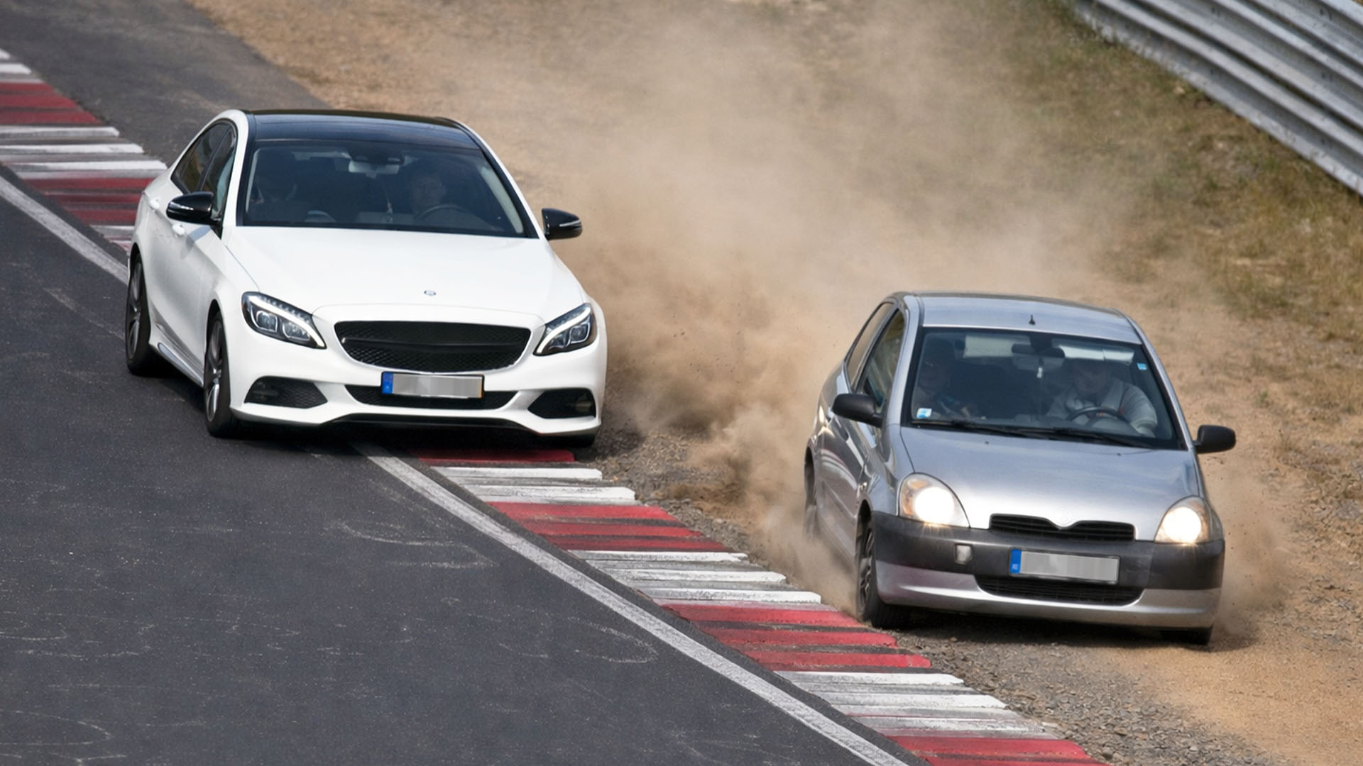 Overtaking attempts push cars off track at Nordschleife sections