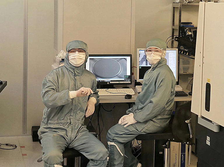 Record-breaking photonics approach traps light on a chip for millions ...