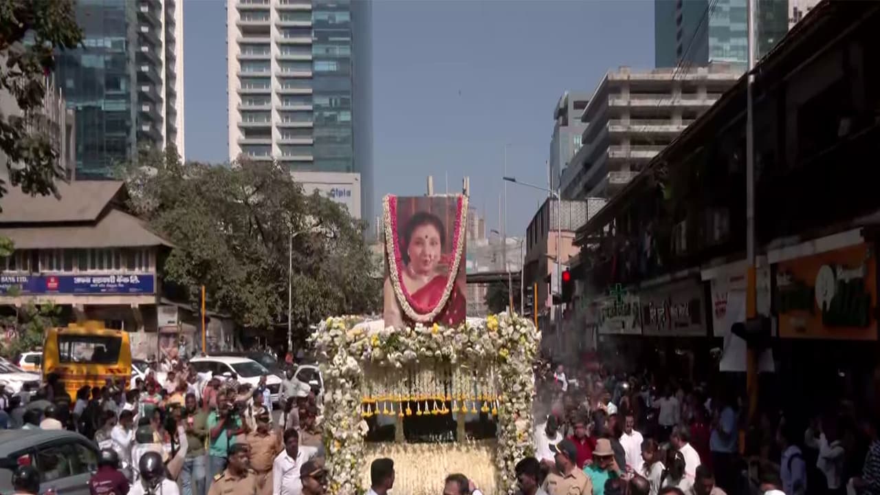 Sea of people in Mumbai for legendary singer Asha Bhosle's last rites