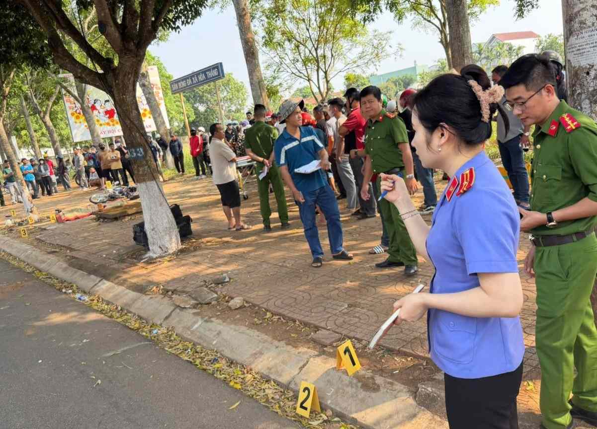 Khám nghiệm hiện trường vụ tai nạn khiến 3 người thương vong ở Đắk Lắk