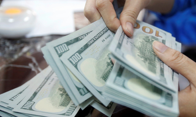 Dollar rises against dong