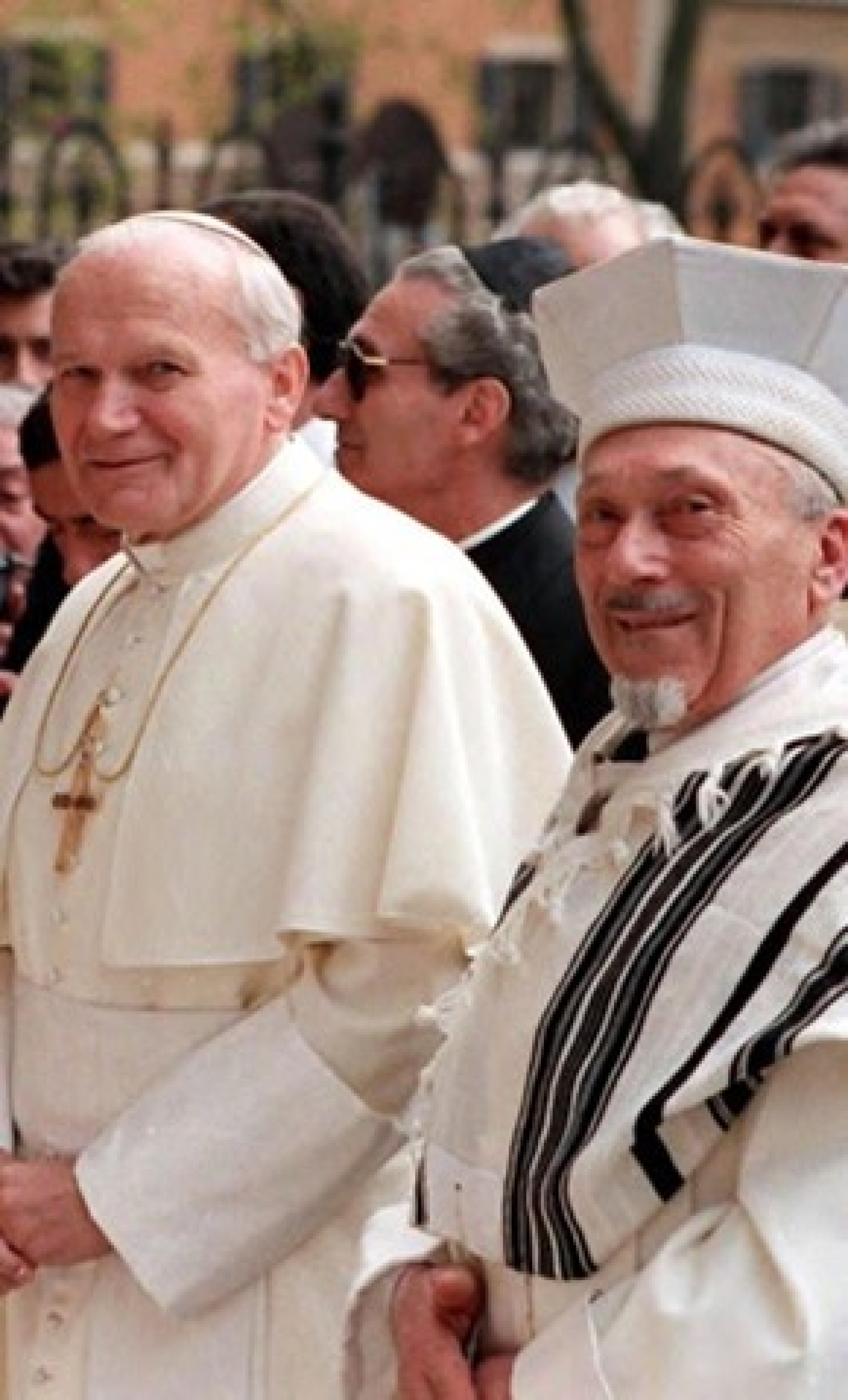 40 anni fa la visita di Giovanni Paolo II alla sinagoga di Roma