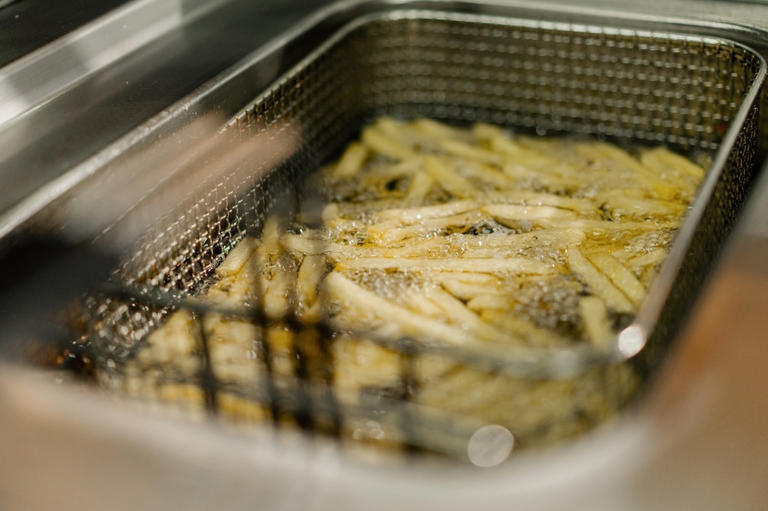 Why cooks recommend adding vinegar to water before frying potatoes