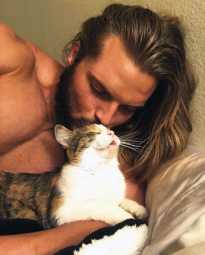 30 Adorable Photos Of Cat Dads And Their Furry Friends