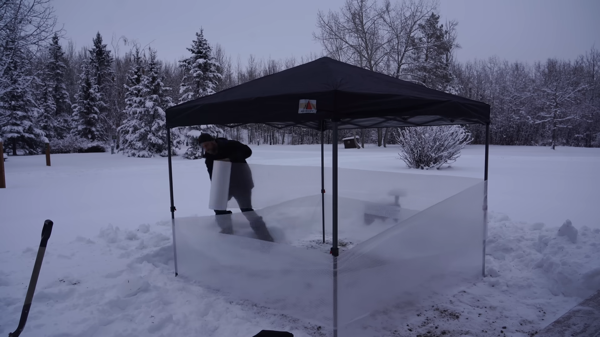 Guy Makes Camping Shelter Out Of Bubble Wrap In Minus Degree Weather