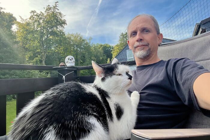 30 Adorable Photos Of Cat Dads And Their Furry Friends