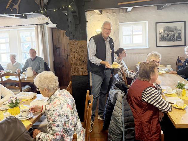 Die Backmannschaft startet schon um 7 Uhr morgens am Holzofen