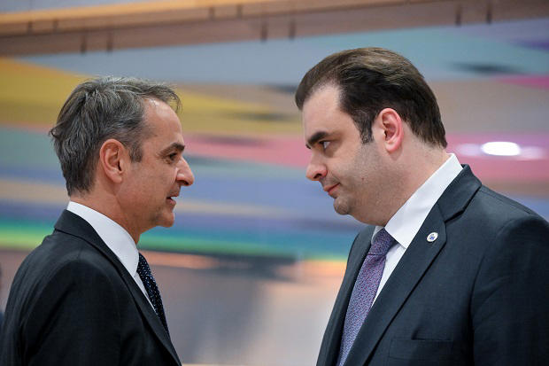 Εισήγηση σε Μητσοτάκη να δώσει το «δαχτυλίδι» στον Πιερρακάκη, όπως ο Σημίτης στον Παπανδρέου