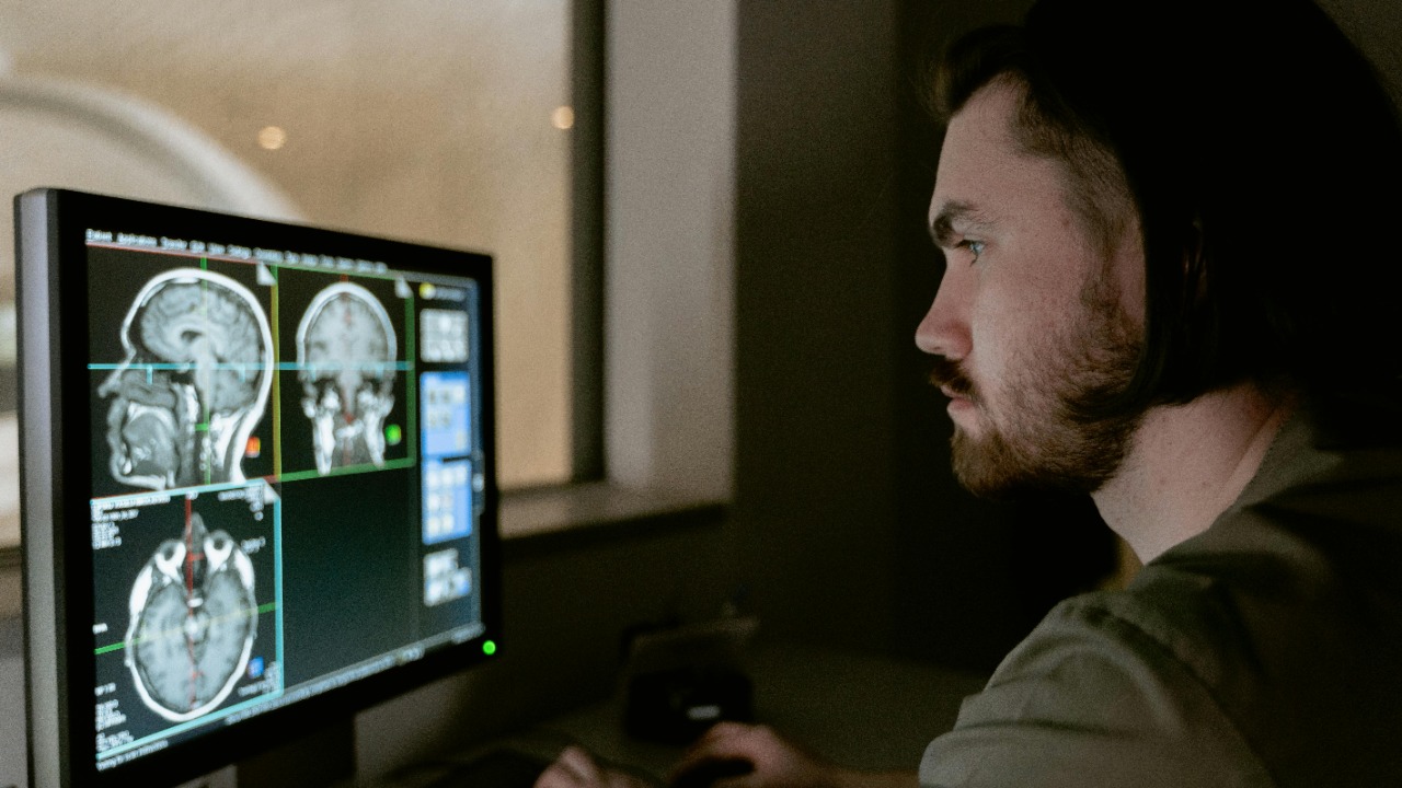 Brain scans link problematic smartphone use to less gray matter ...