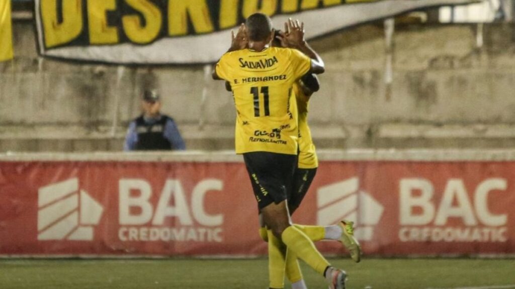 Real España rescata un empate ante Lobos UPNFM y sigue como líder