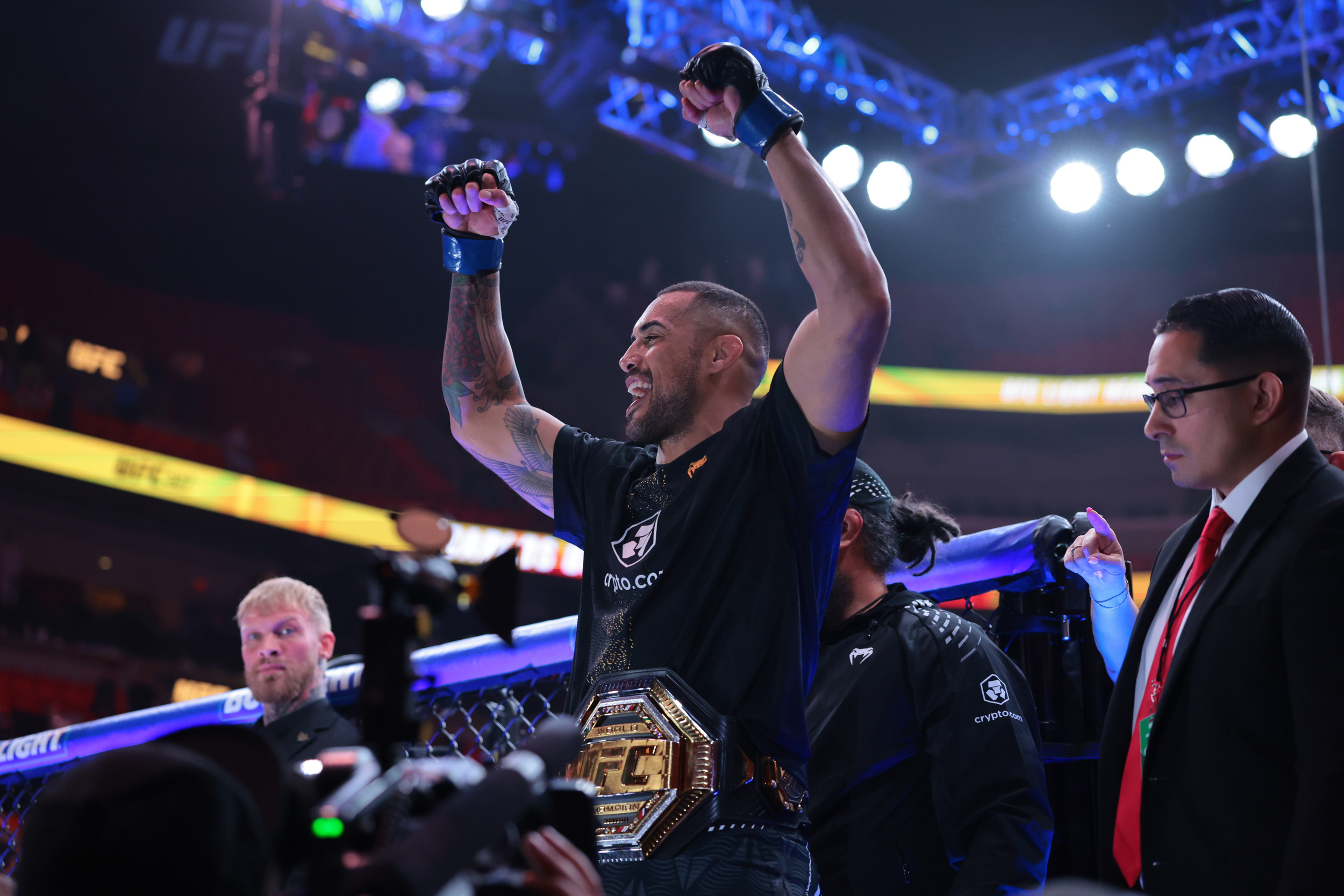 Carlos Ulberg wins UFC gold through adversity, awaits injury diagnosis after shocking KO<br><br>