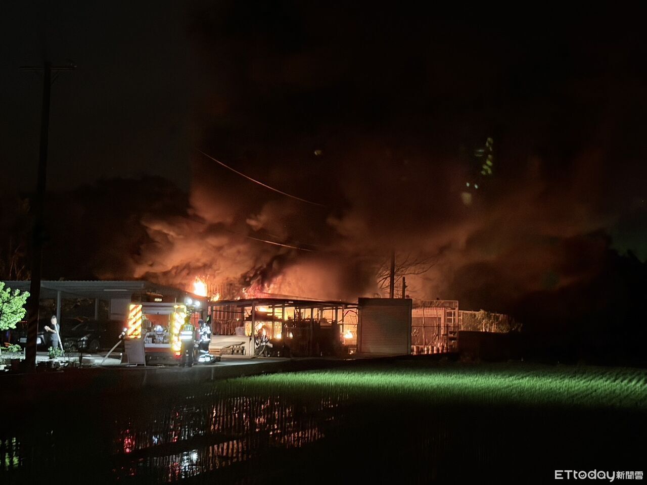 火光沖天!桃園大溪倉庫陷火海 消防急出動42人急搶救