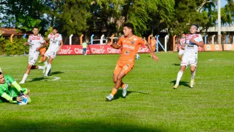 Real España rescata un empate ante Lobos UPNFM y sigue como líder