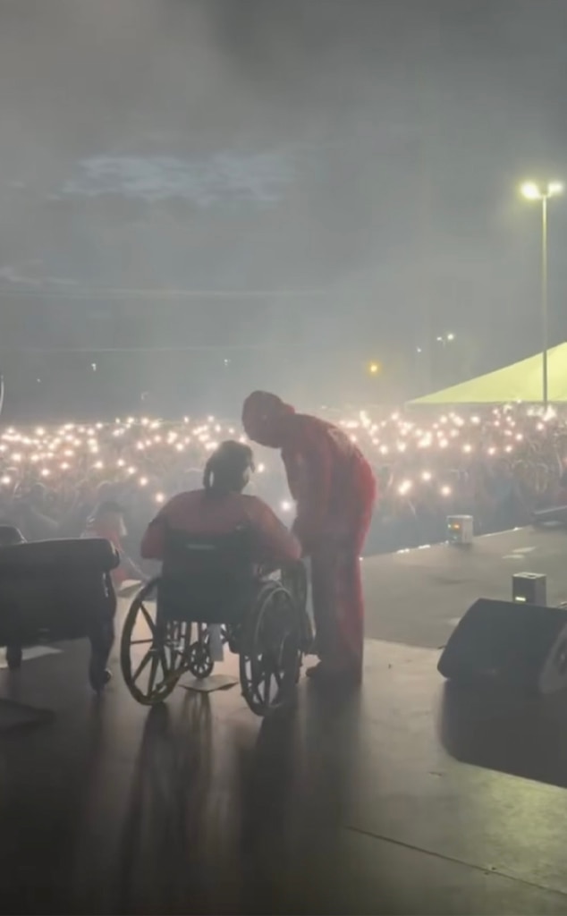 Offset takes the stage in wheelchair to perform days after being shot<br><br>