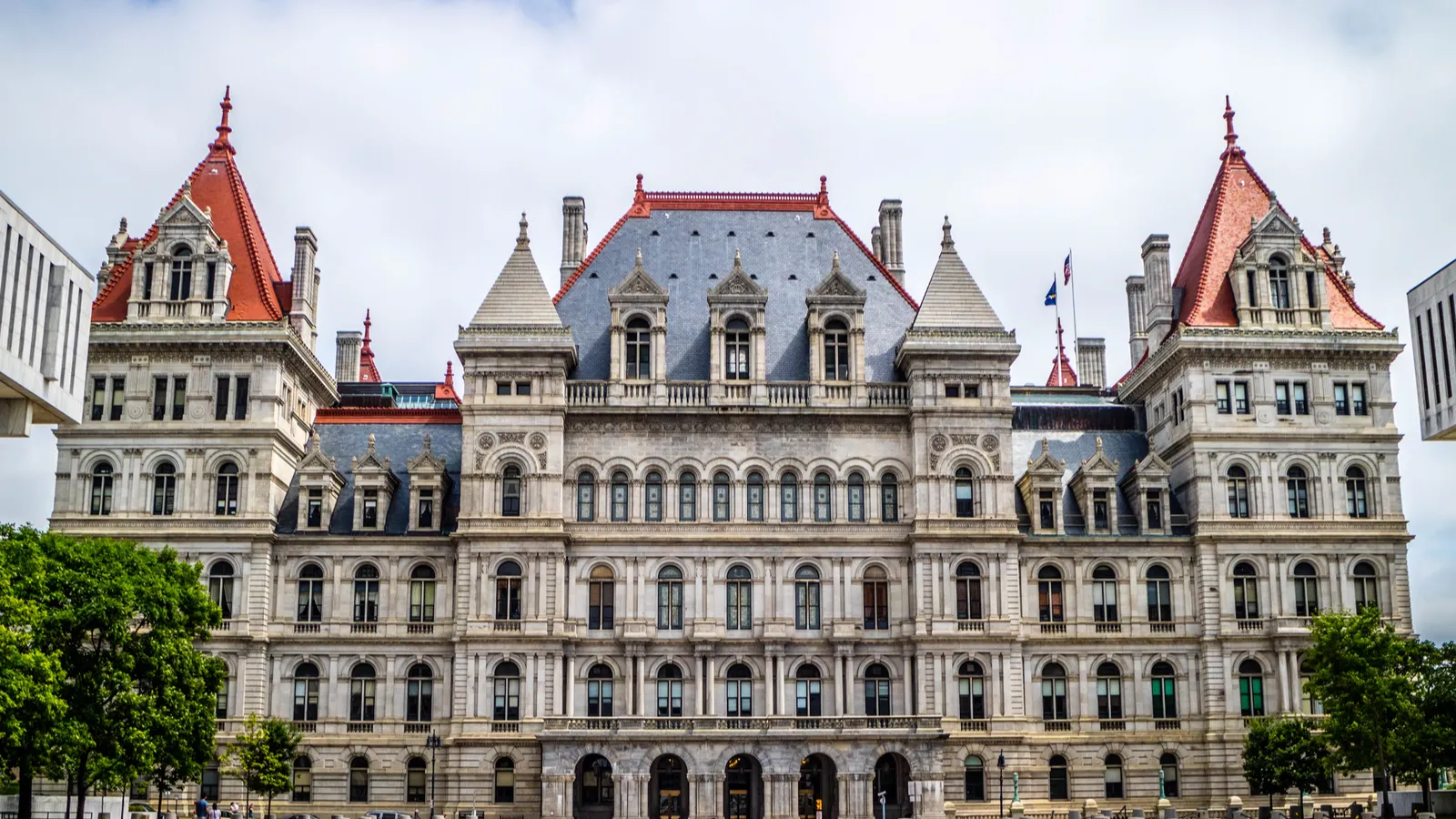 New York lawmakers return to the Capitol with the budget dispute still ...