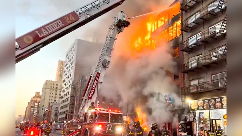 Fire rips through Manhattan apartment building