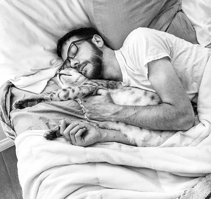 30 Adorable Photos Of Cat Dads And Their Furry Friends