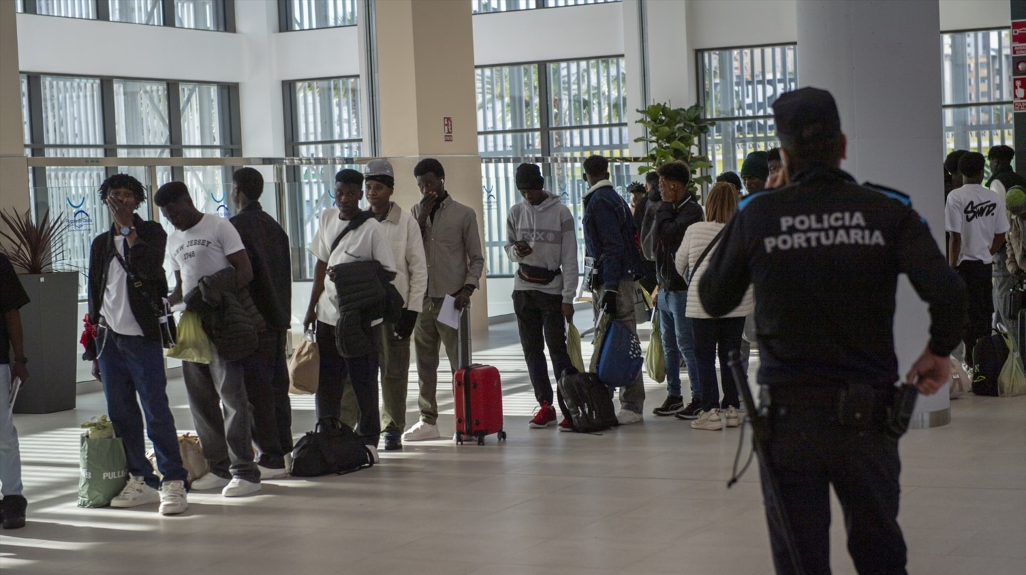 El Gobierno seguirá adelante con la regularización de inmigrantes pese ...