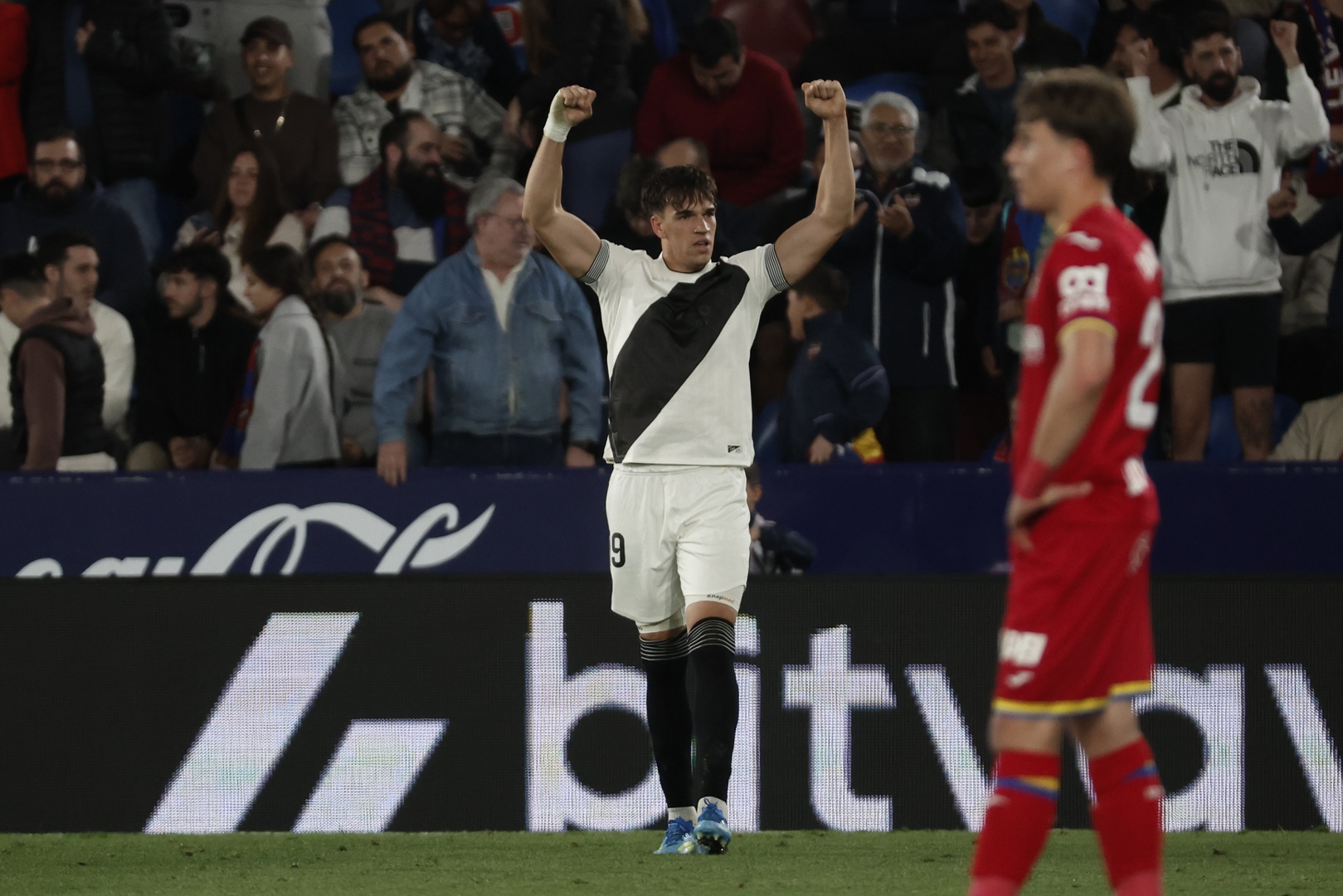 1-0. La racha de Carlos Espí vale una vida extra para el Levante