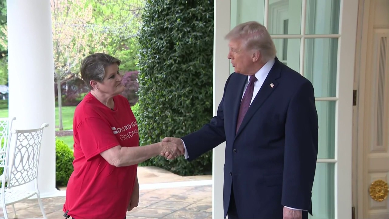Woman delivers DoorDash order to Trump in Oval Office<br><br>