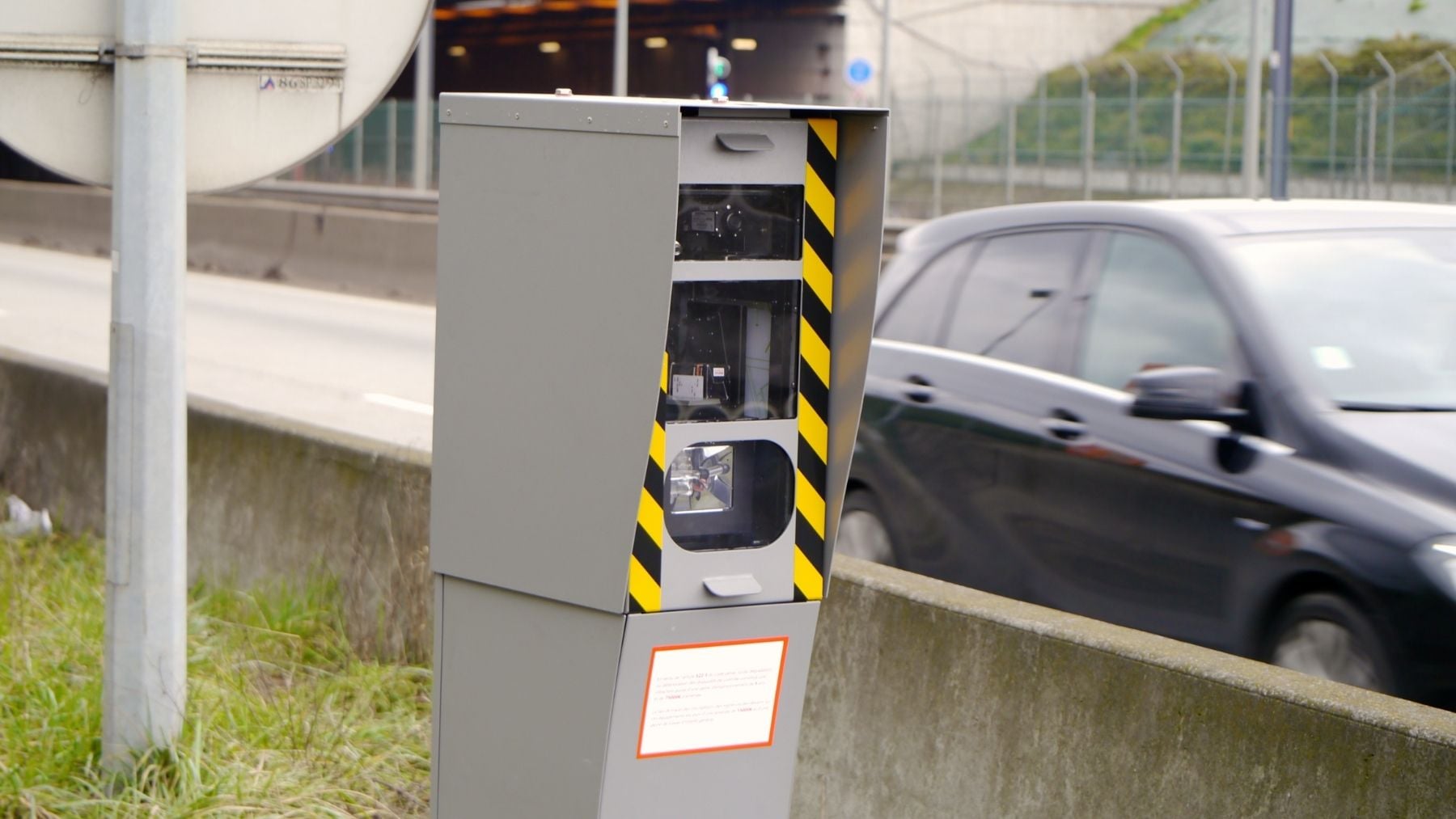 COCAR Auto achteruitrijsysteem met 4 parkeersensoren, radar voor afstanddetectie, led-display en geluidswaarschuwing, wit