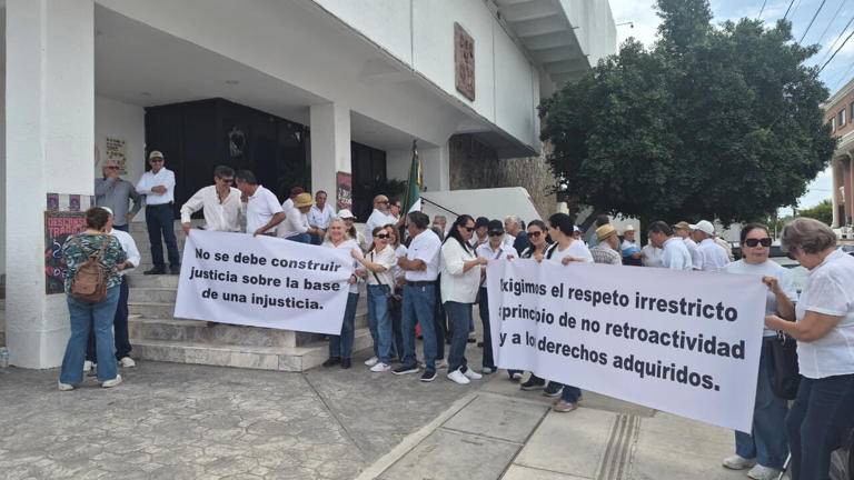 Jubilados de la CFE Sonora se manifiestan contra tope a sus pensiones ...