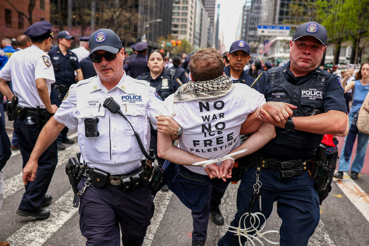 Seorang demonstran ditangkap oleh polisi selama demonstrasi dan aksi duduk di Third Avenue di Kota New York pada 13 April 2026. Foto: Charly Triballeau/AFP