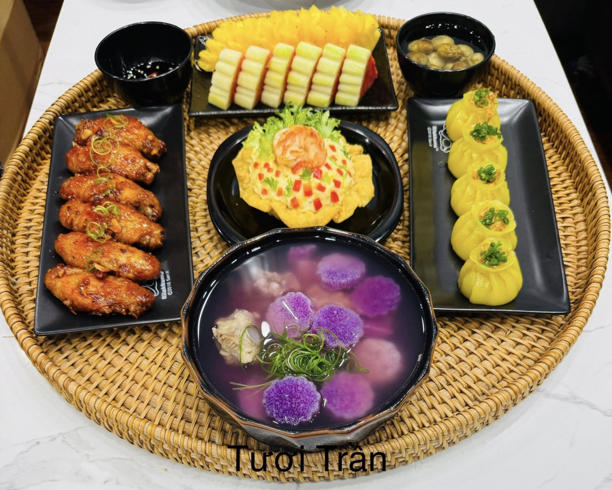 Mỗi bữa ăn của gia đình luôn có ít nhất 4 món, gồm canh rau, khoảng hai món mặn kèm một loại bánh tráng miệng do chị tự làm hoặc đĩa hoa quả được cắt tỉa đẹp.