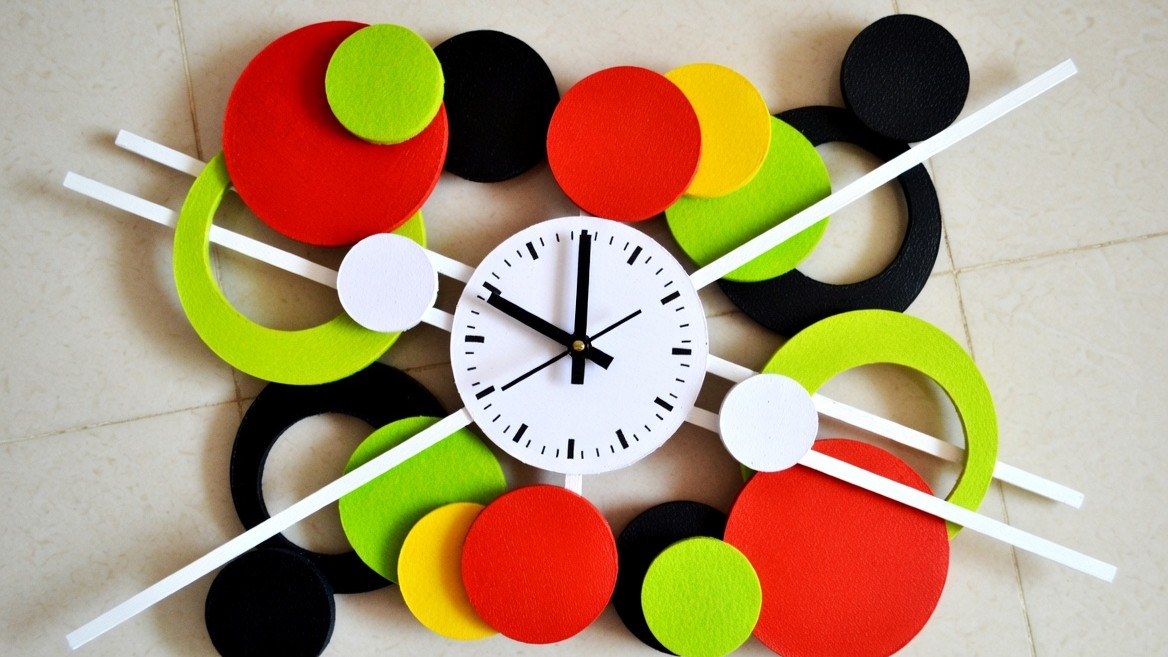 Simple DIY clock with colorful design