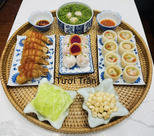 Chia sẻ 30 mâm cơm hàng ngày của gia đình lên cộng đồng yêu bếp, chị Trần Thị Tươi, 42 tuổi, ở Hà Nội, nhận được hàng nghìn lượt like cùng hàng trăm bình luận thán phục, bởi sự đa dạng món ăn kết hợp trình bày đẹp mắt, chỉn chu. Nhiều người nhận xét "Đẹp mê mẩn", "Quá xuất sắc" hay "Tưởng chụp ở nhà hàng"...