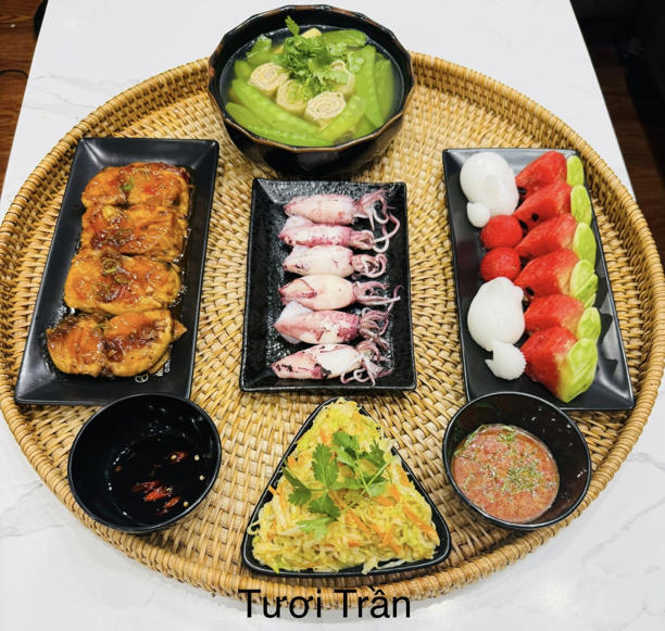 Chị Tươi cho biết mỗi ngày gia đình chị, gồm hai vợ chồng và ba con, quây quần đông đủ nhất vào bữa tối. Vì thế, chị luôn cố gắng để bữa ăn trông vừa ngon mắt, vừa đa dạng và đủ dinh dưỡng, kích thích vị giác và sự hứng thú trong bữa ăn.