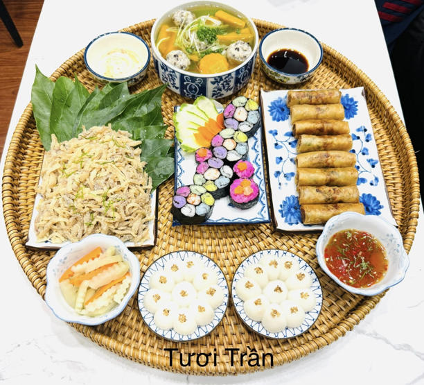 Bữa cơm gia đình chị Tươi với món thịt trộn thính, nem cuốn, dưa góp, canh mọc củ quả, kimbab ngũ sắc và bánh trôi.