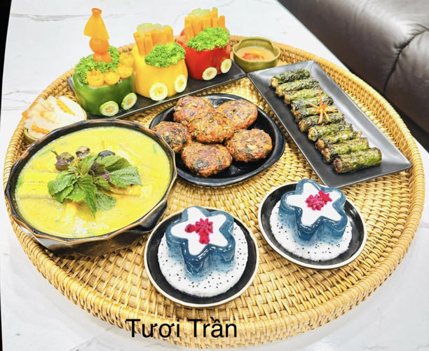 Ngoài làm các loại bánh, từ bánh bao, bánh mỳ, bánh cốm, các loại thạch như thạch hoa đậu biếc, thạch thanh long, chị cũng tự làm cả giò, chả, xúc xích, pate, để vừa đổi vị món ăn, vừa đảm bảo an toàn thực phẩm.
