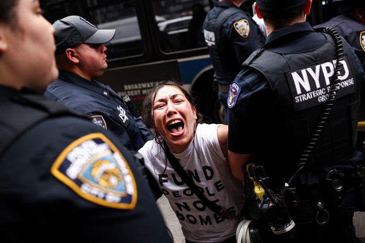 Seorang demonstran ditangkap aparat kepolisian saat aksi unjuk rasa dan duduk di Third Avenue, New York City, pada Senin (13/4/2026). Foto: Charly Triballeau/AFP