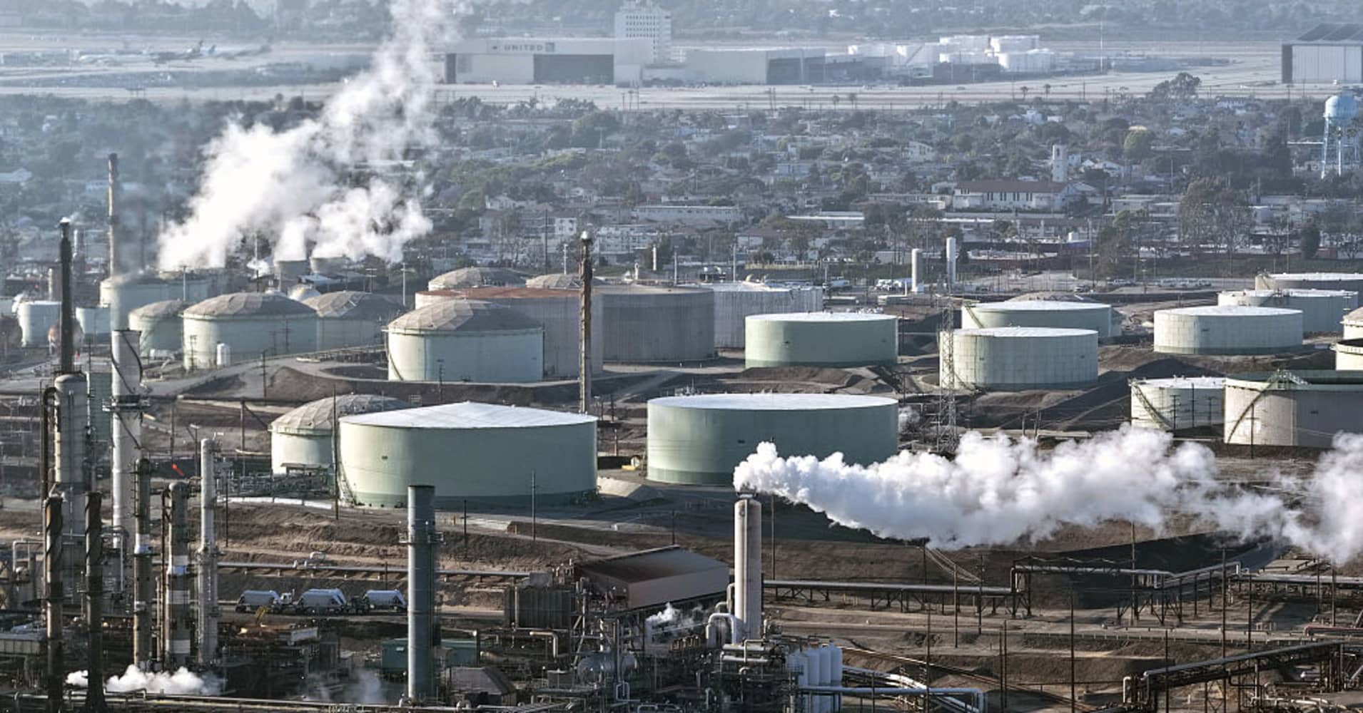 Oil falls as IEA predicts 