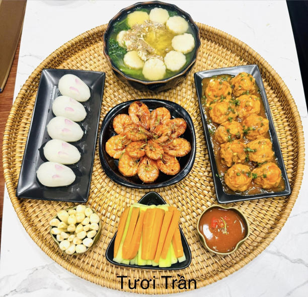 Chị Tươi cho biết thường mất khoảng 1-1,5 giờ để chuẩn bị bữa tối. Do con út đã 6 tuổi, chị không thuê người giúp việc mà tự đảm đương việc nấu nướng. Cả ba con đều đang trong "tuổi ăn tuổi lớn" nên chị luôn ưu tiên bữa ăn đa dạng, đủ nhóm chất để các con đủ sức khỏe học tập, vận động hàng ngày.