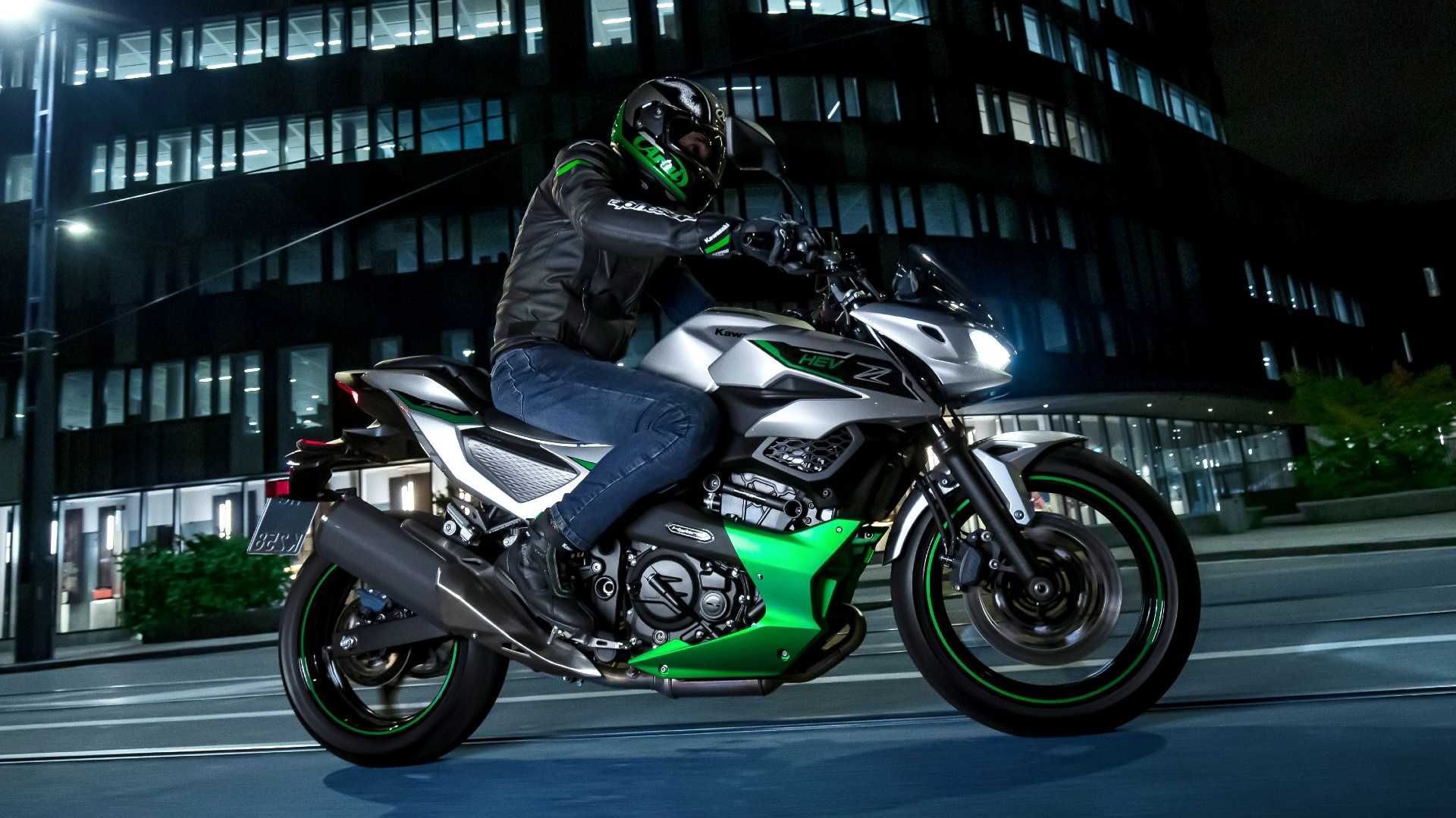 2024 Kawasaki Z7 Hybrid Riding Through The Street In the night