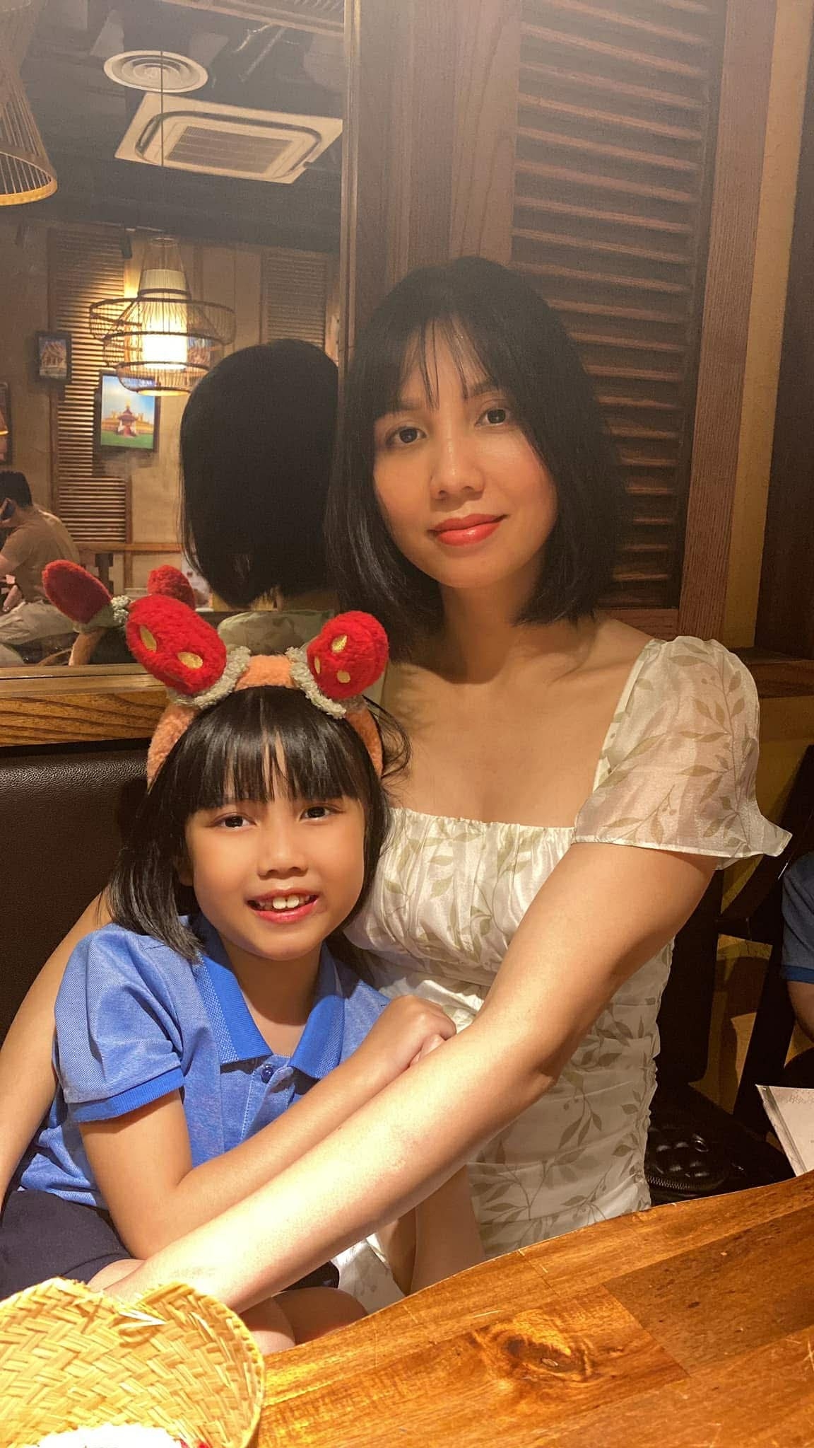 Chị Tươi, chủ những mâm cơm ngon, đẹp mắt bên con gái thứ hai.