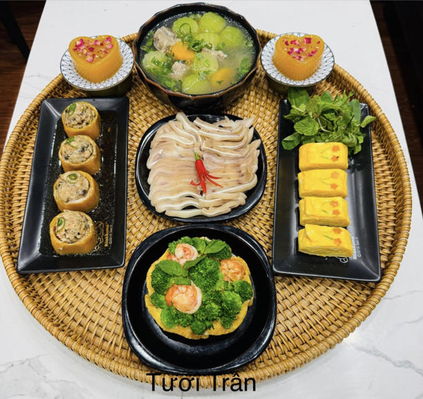 Một bữa cơm thường ngày khác của gia đình với trứng hấp, tai luộc, canh củ quả sườn, súp lơ luộc, kết hợp tráng miệng và bánh thạch hình trái tim.