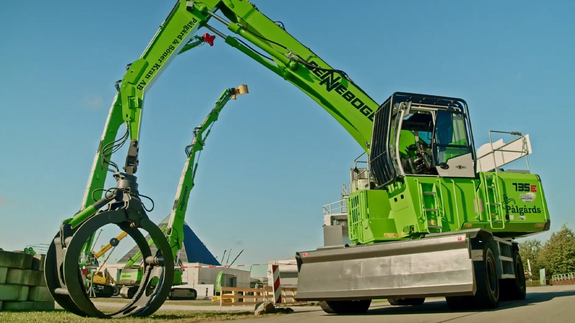 This powerful machine shows precision in material handling work