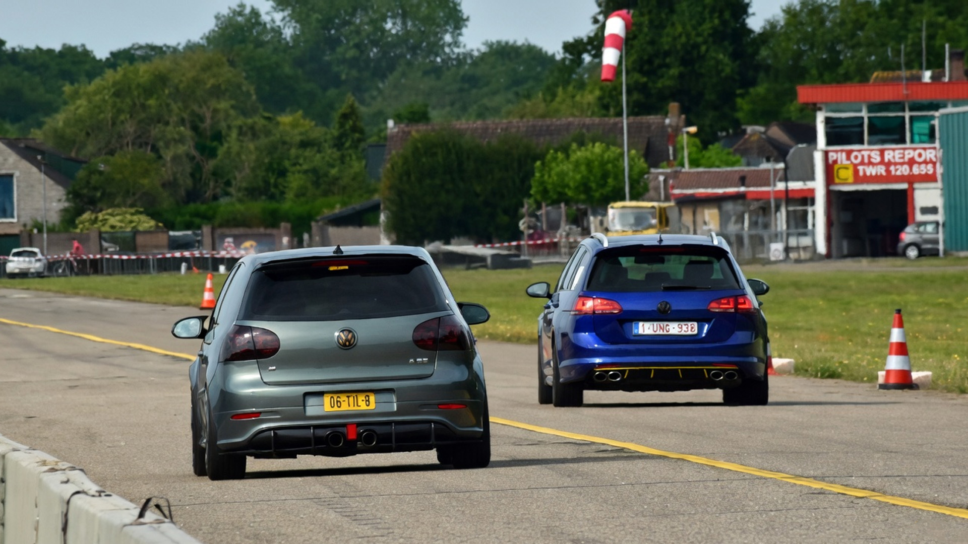 Intense drag battle between VW Golf R and VW Golf Mk6