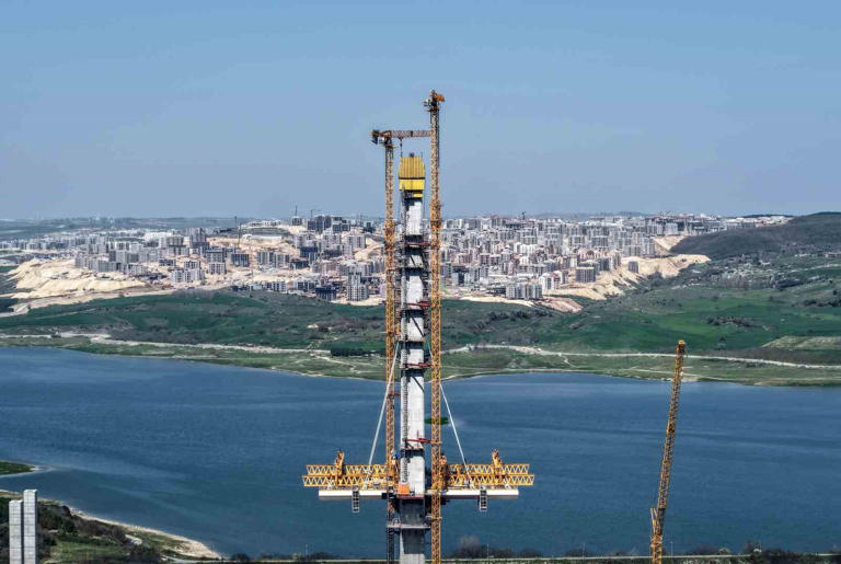 İstanbul’un yeni yüzü; köprü yükselirken keçiler merada